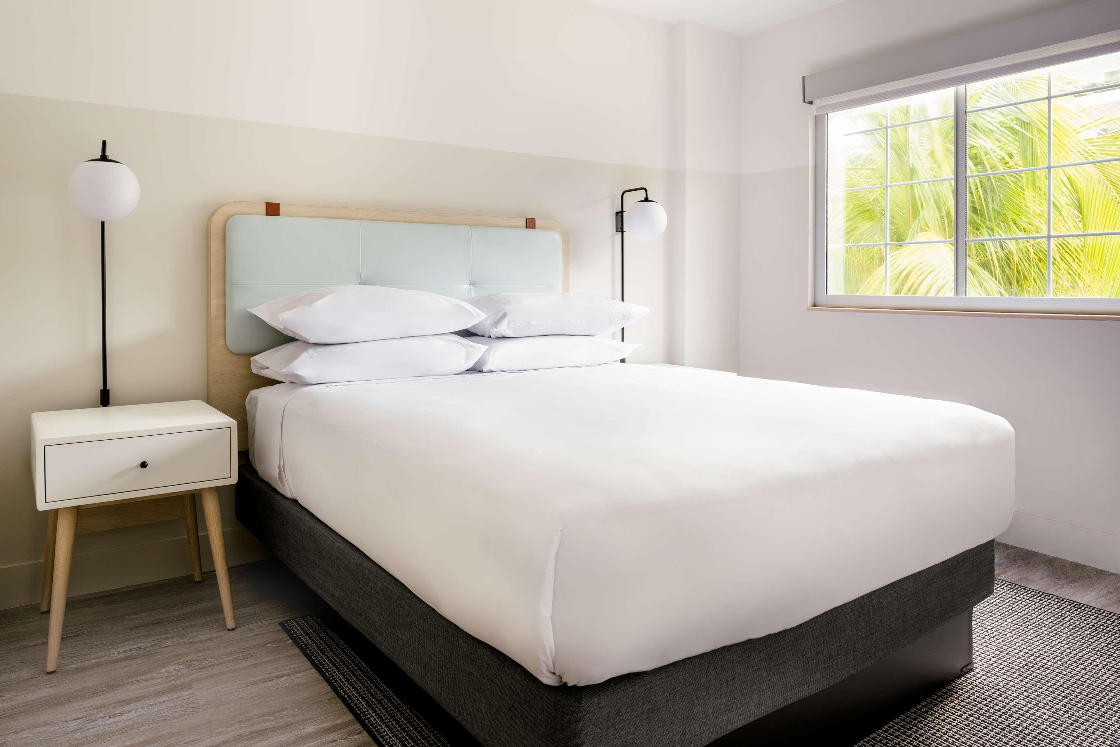 Hampton By Hilton Grand Cayman Seven Mile Resort 3*