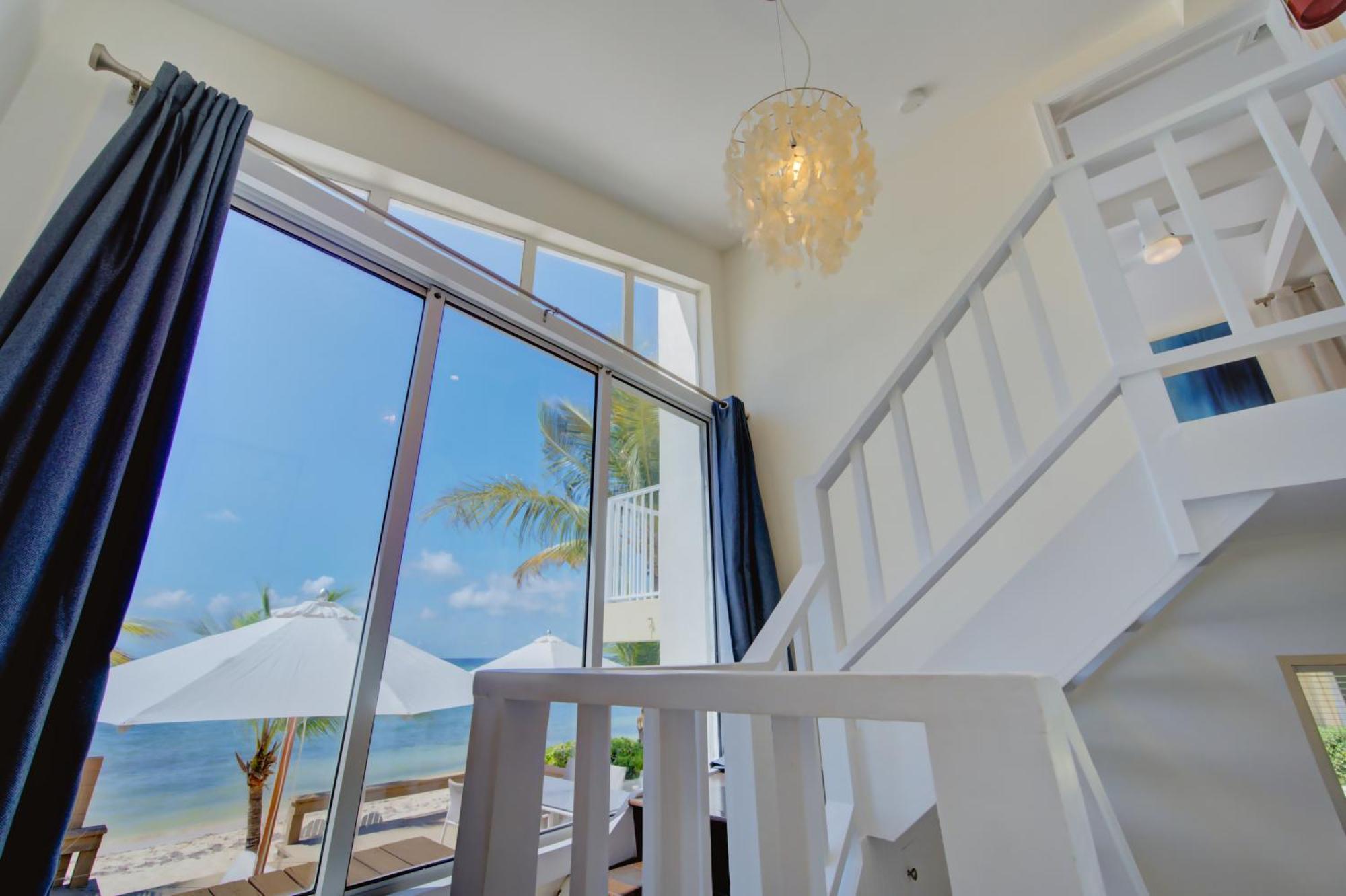 Incredible Front Villa! George Town