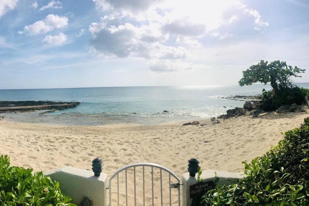 7mile Beachfront * George Town