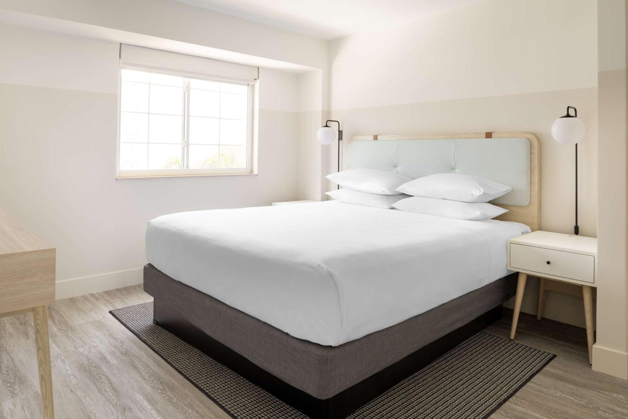 Resort Hampton By Hilton Grand Cayman Seven Mile 3*