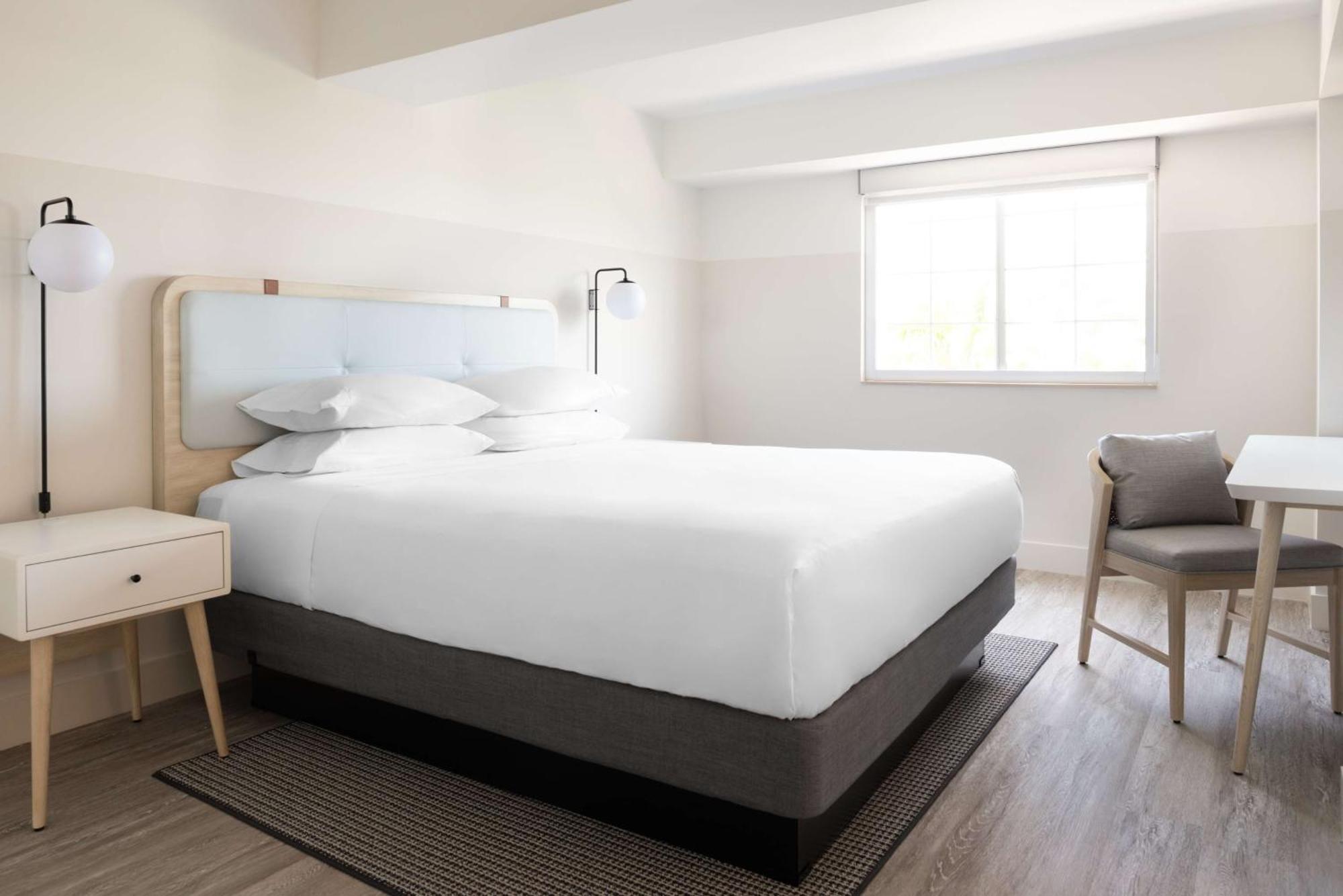 Hampton By Hilton Grand Cayman Seven Mile 3*