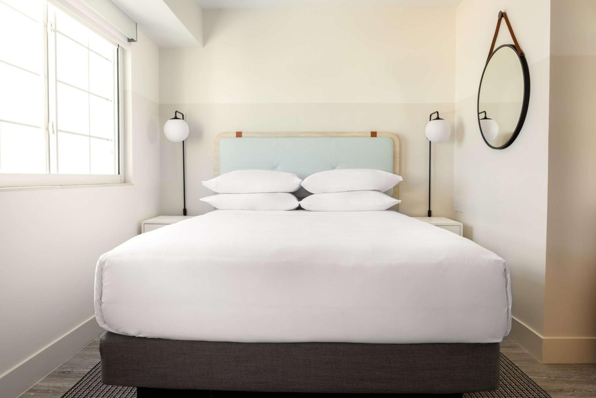 Hampton By Hilton Grand Cayman Seven Mile Resort 3*
