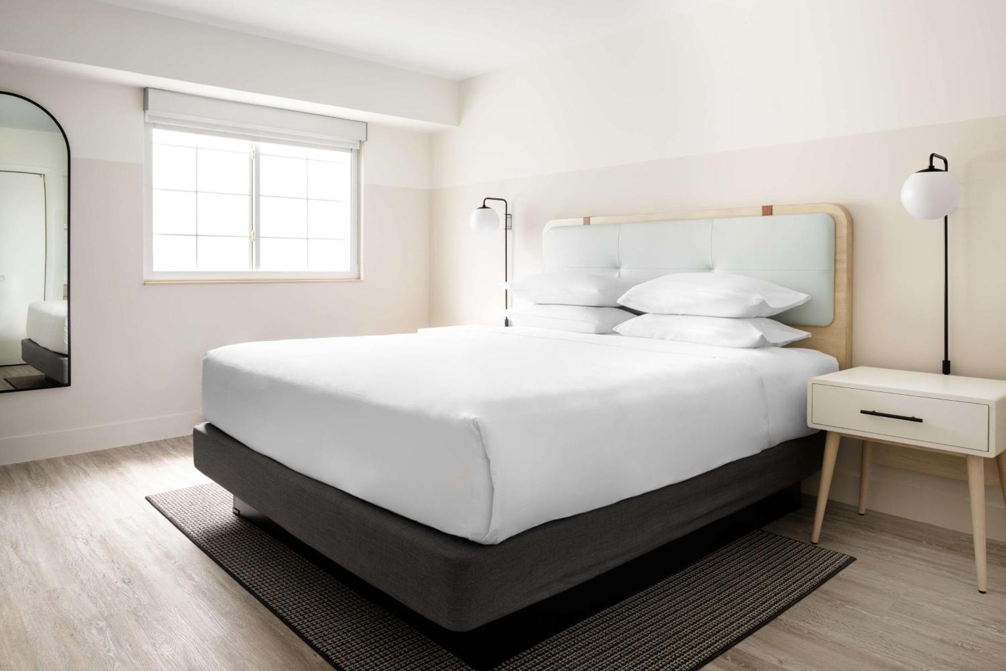 Hampton By Hilton Grand Cayman Seven Mile 3*