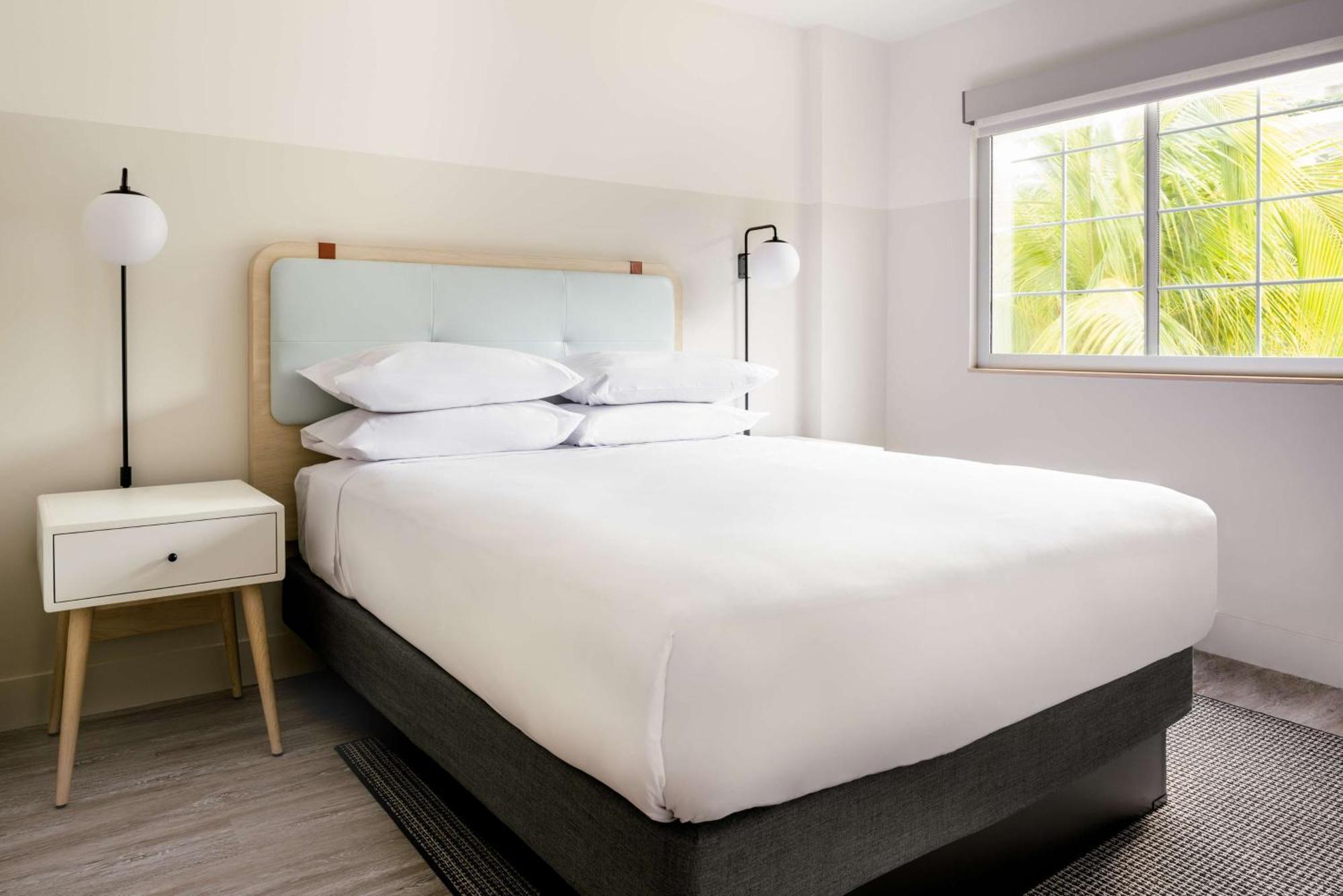 Resort Hampton By Hilton Grand Cayman Seven Mile