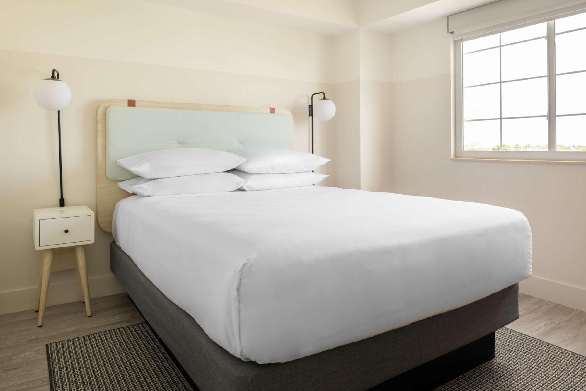 Resort Hampton By Hilton Grand Cayman Seven Mile 3*