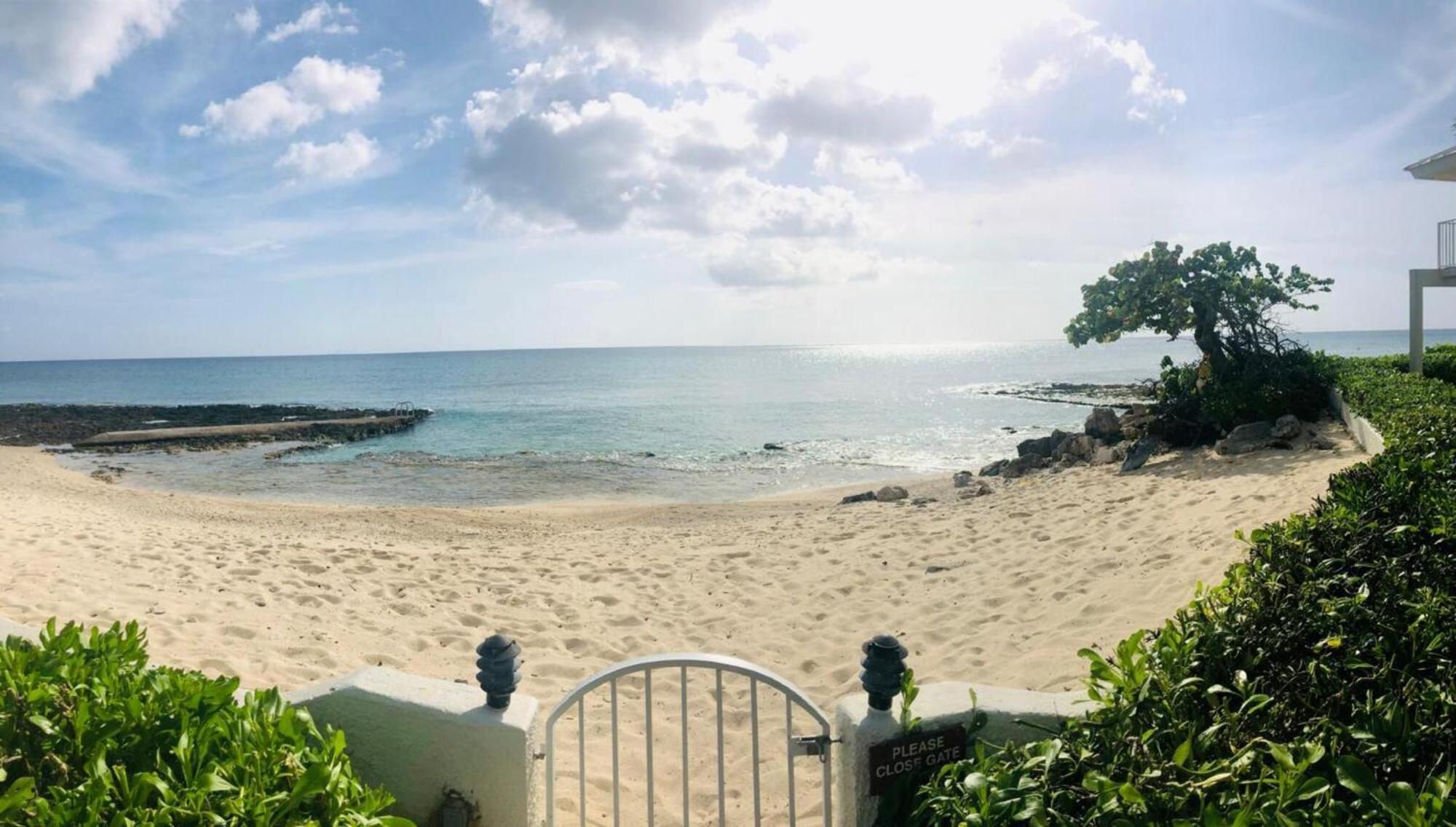 7mile Beachfront Apartment George Town