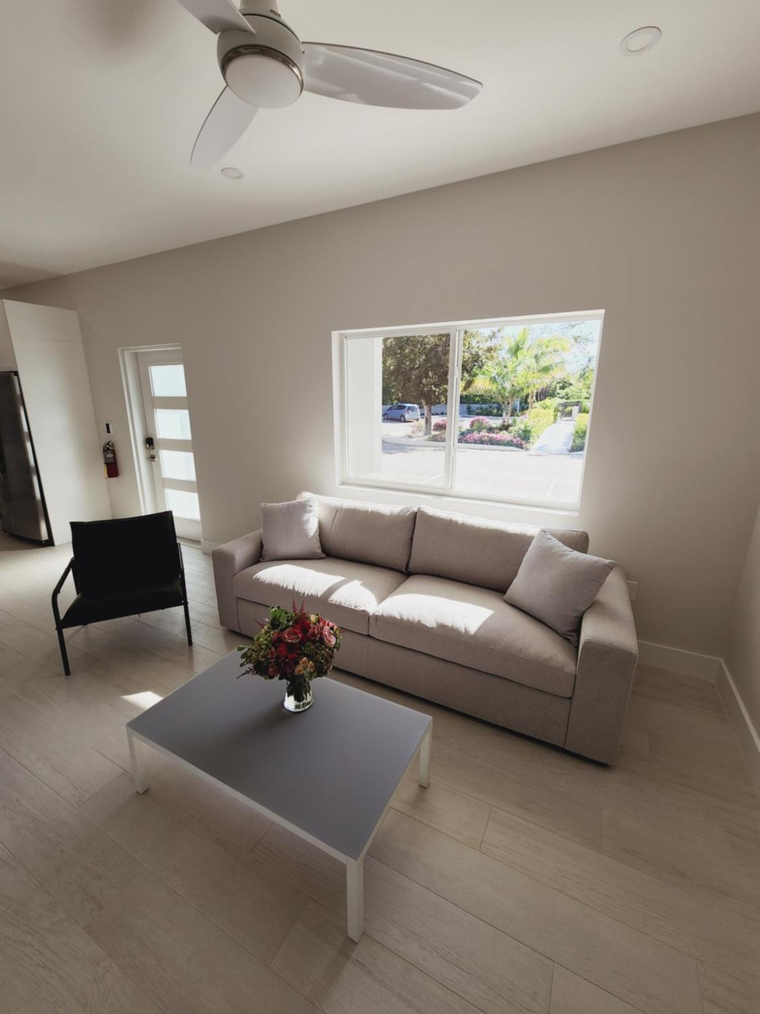 Modern 2 Bedroom Walking Distance To The Beach! Apartment