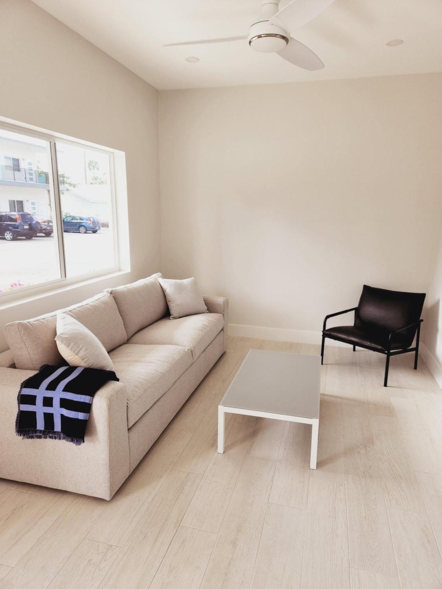 Modern 2 Bedroom Walking Distance To The Beach! *
