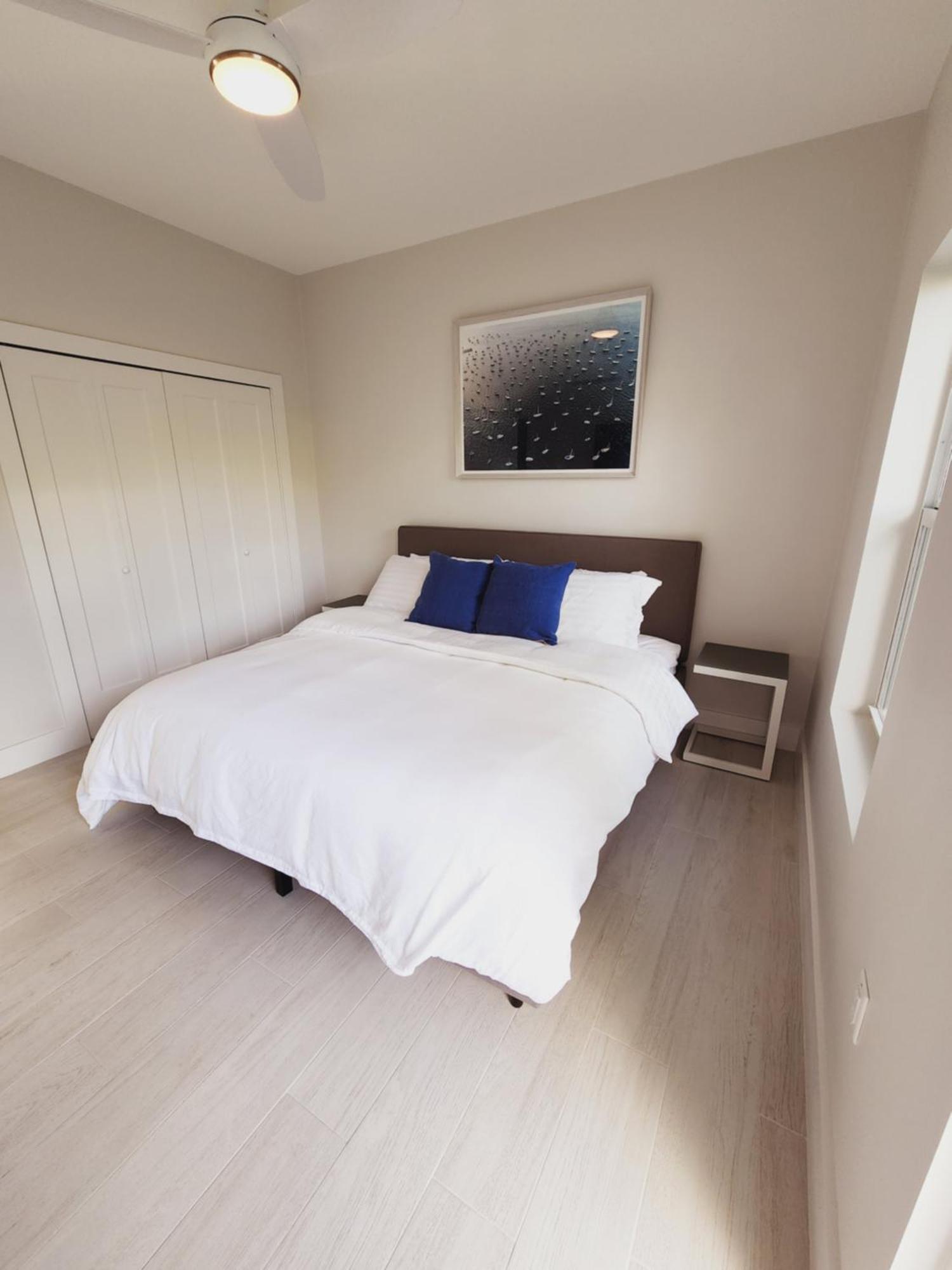 Apartment Modern 2 Bedroom Walking Distance To The Beach!