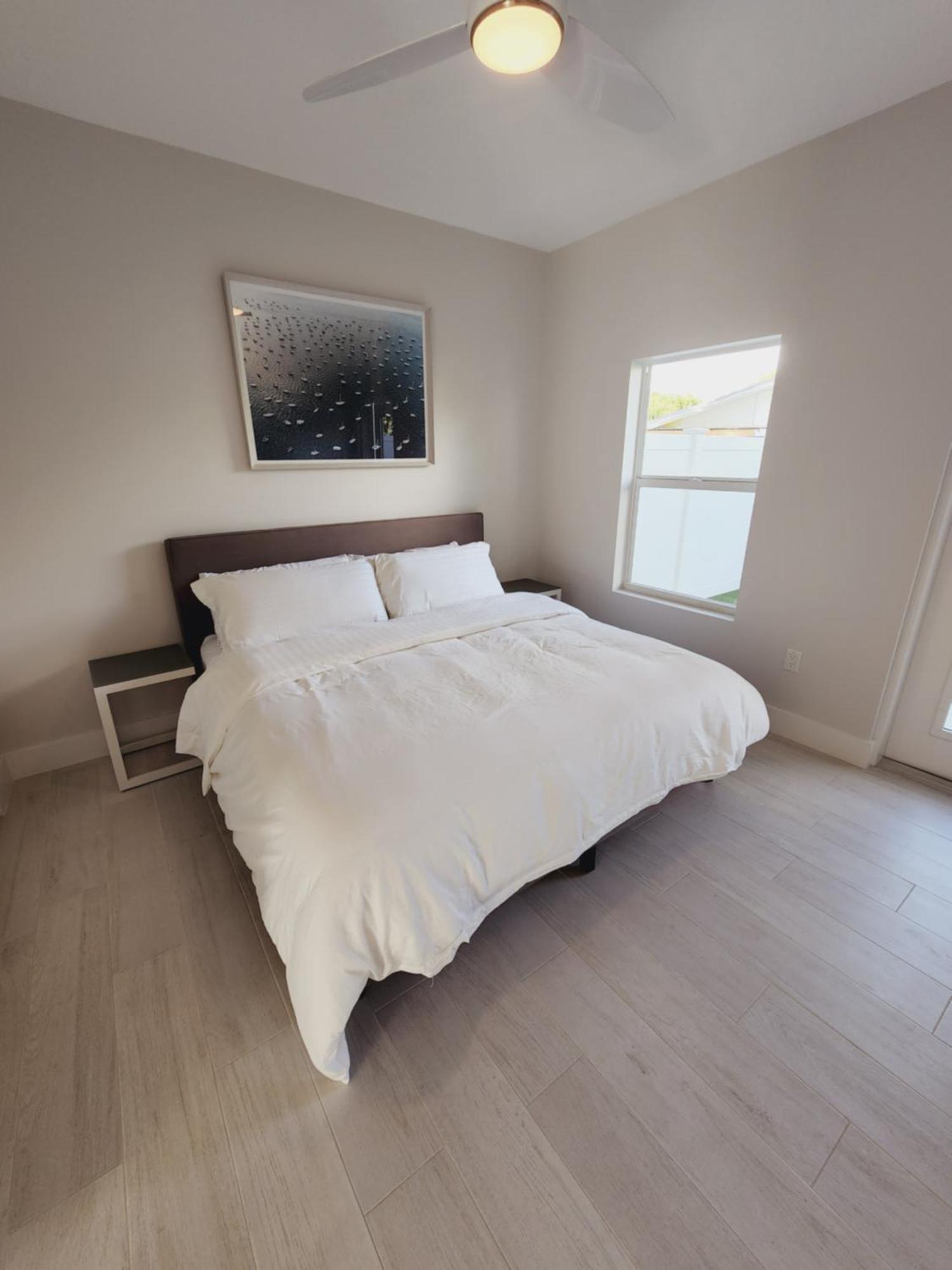 Modern 2 Bedroom Walking Distance To The Beach! *