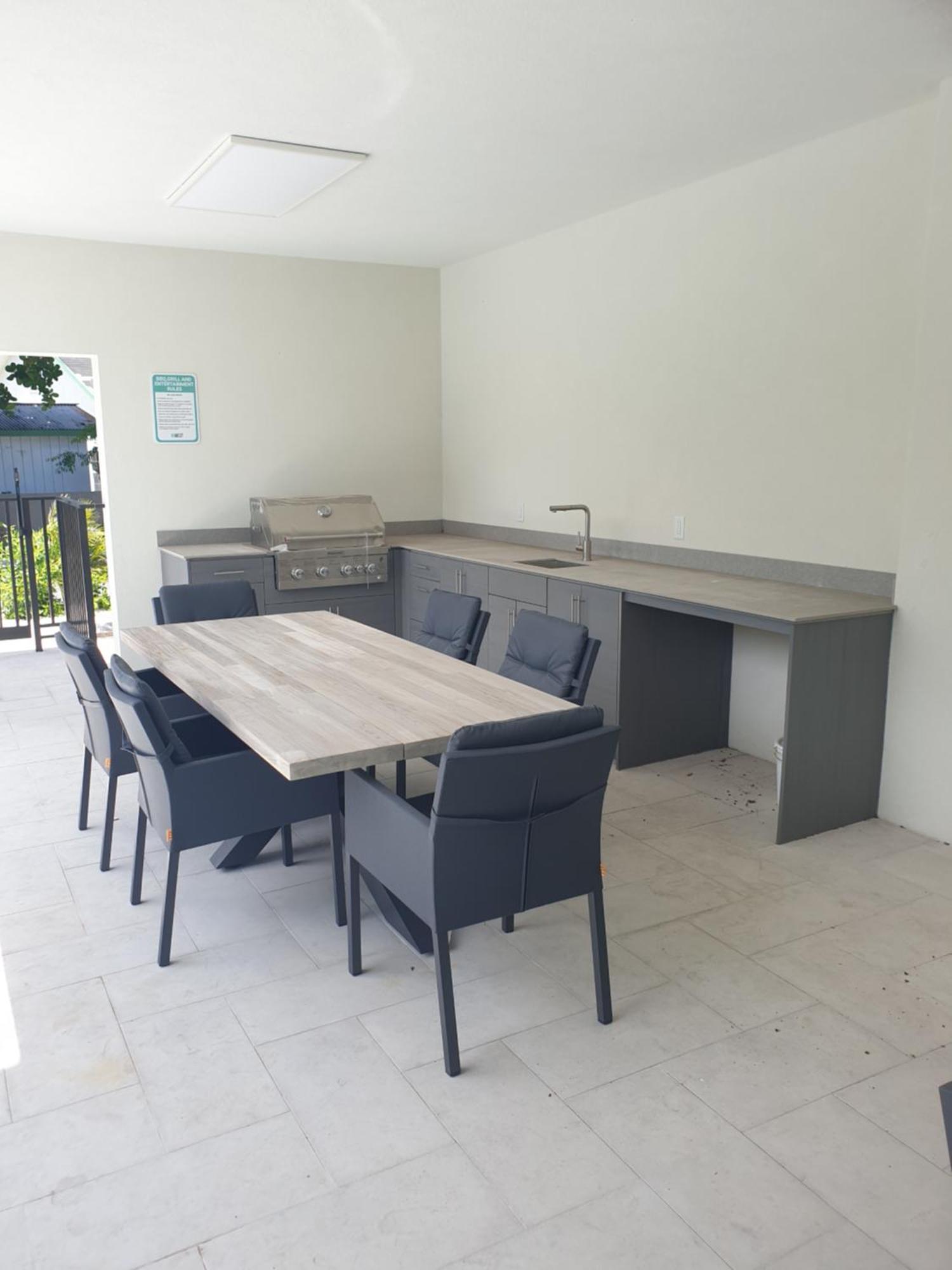 Modern 2 Bedroom Walking Distance To The Beach! Apartment