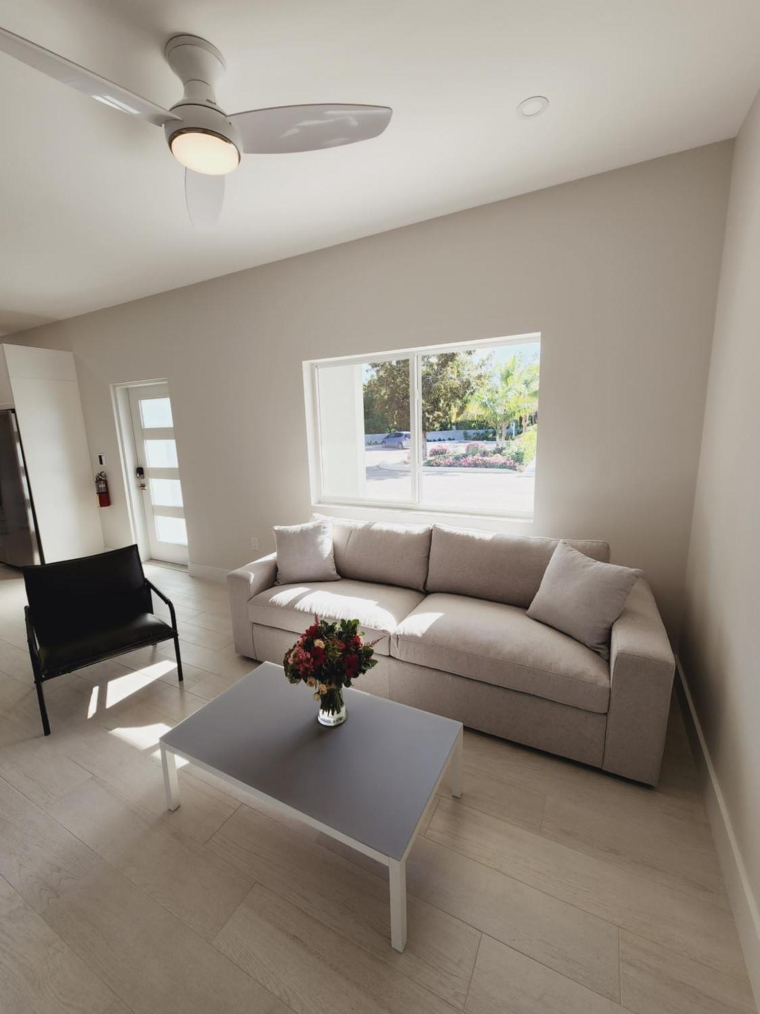 Modern 2 Bedroom Walking Distance To The Beach! Apartment West Bay