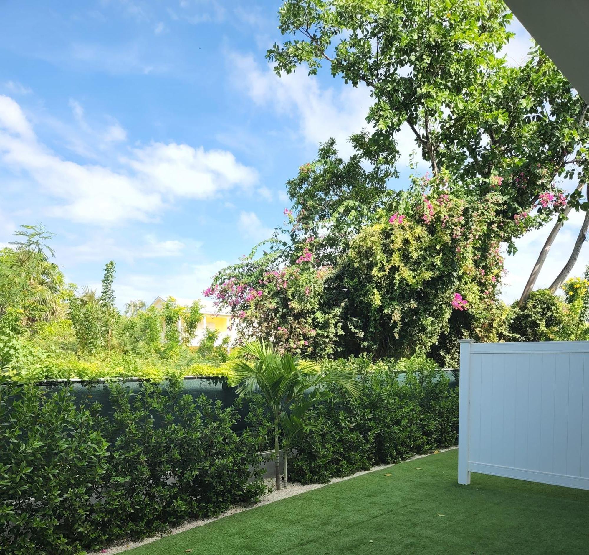 Apartment Modern 2 Bedroom Walking Distance To The Beach!