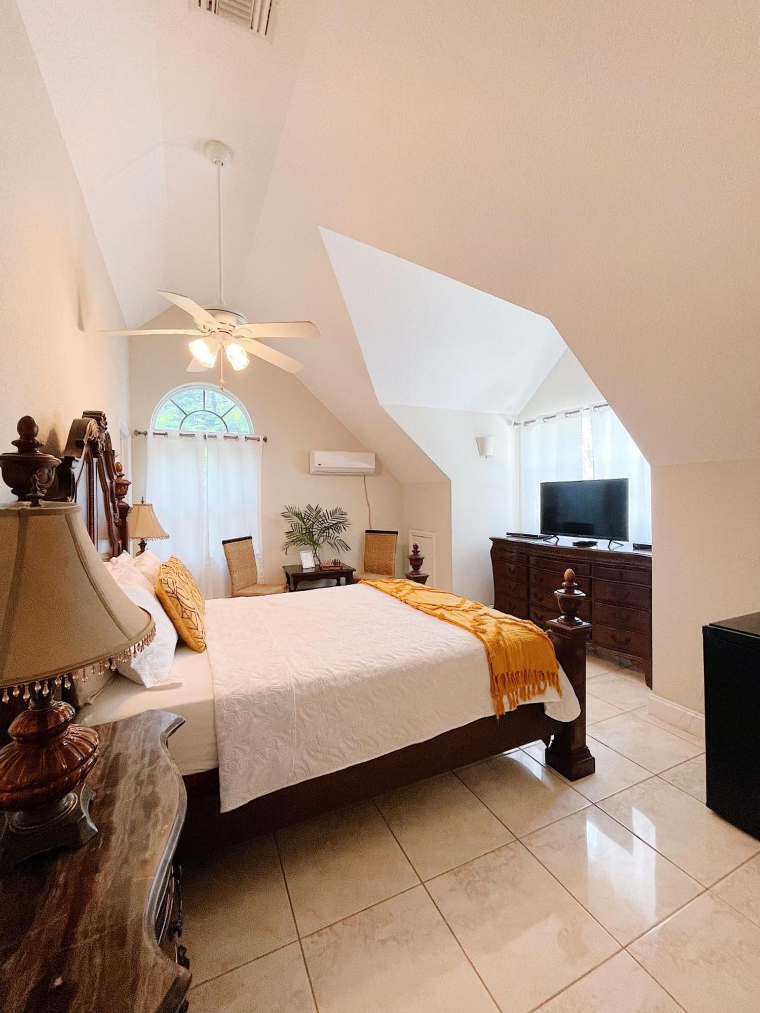 Shangri-La Boutique Bed & Breakfast 4* West Bay