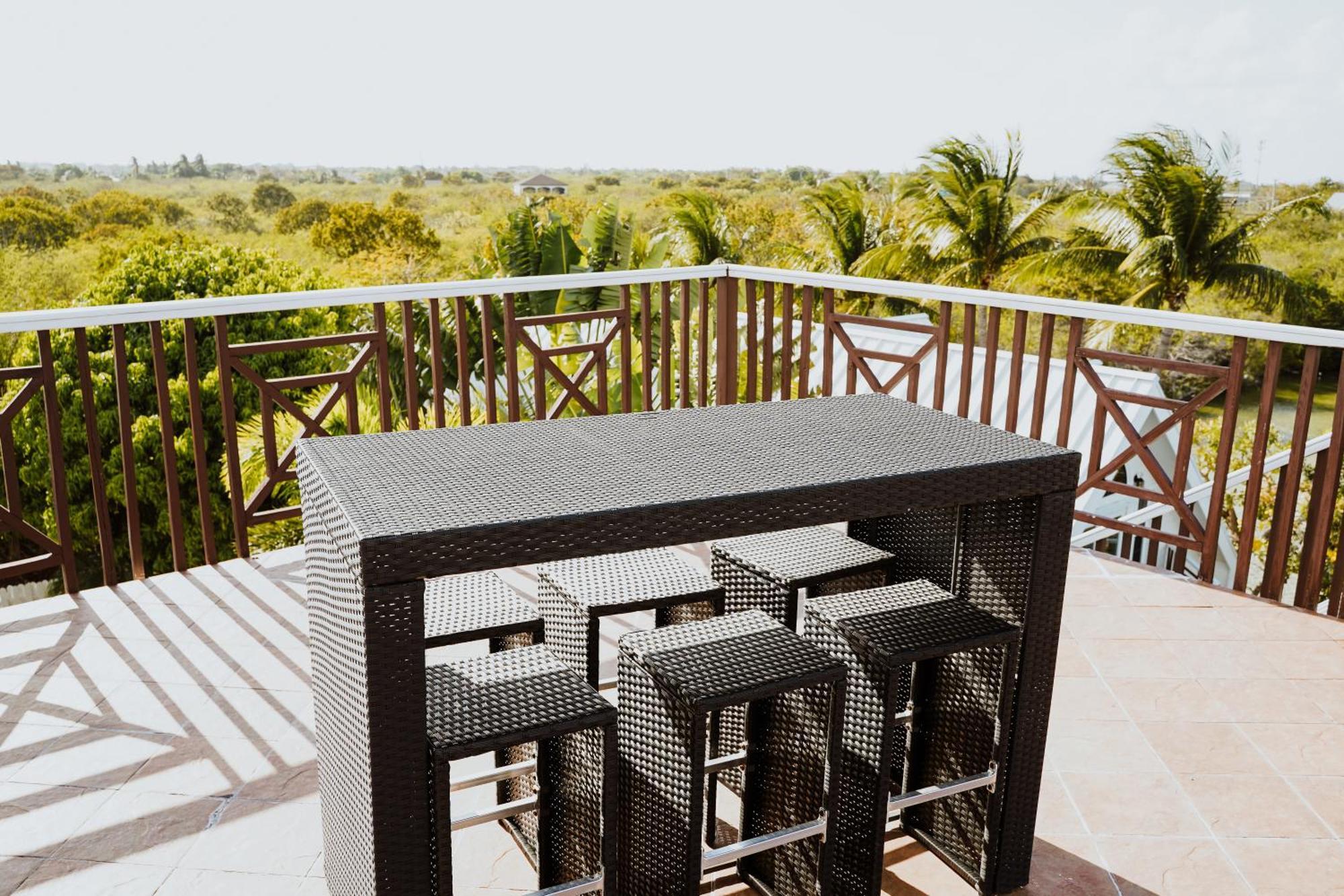 Shangri-La Boutique Bed & Breakfast 4* West Bay