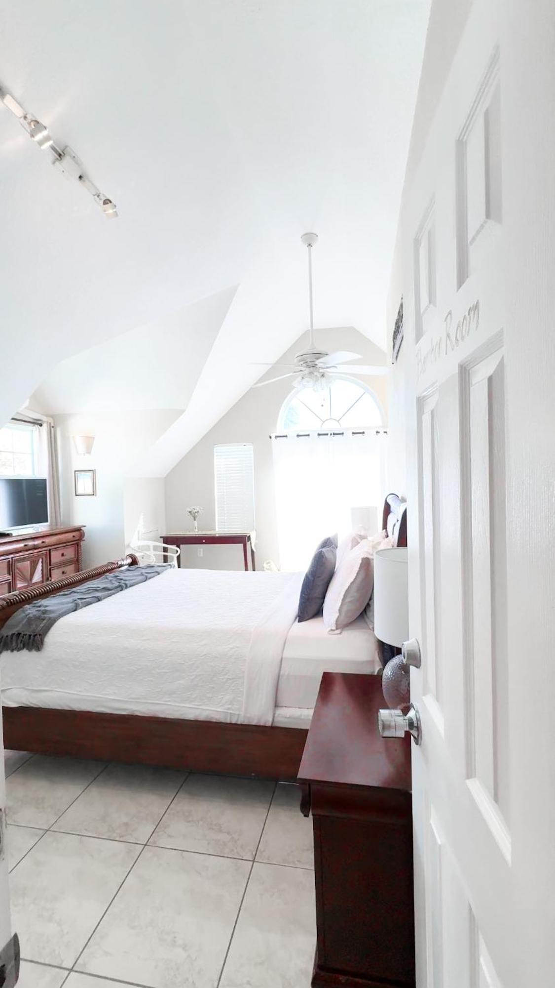 Shangri-La Boutique Bed & Breakfast West Bay
