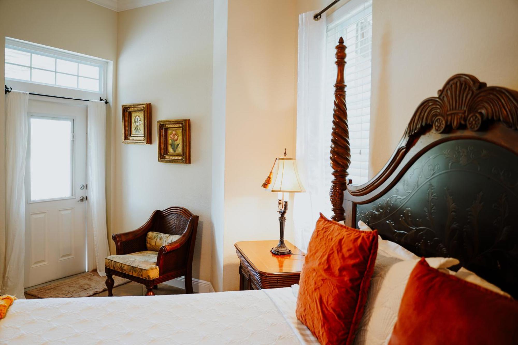 Shangri-La Boutique Bed & Breakfast 4* West Bay