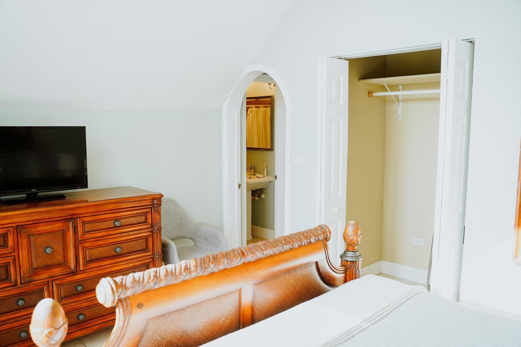 Shangri-La Boutique Bed & Breakfast West Bay