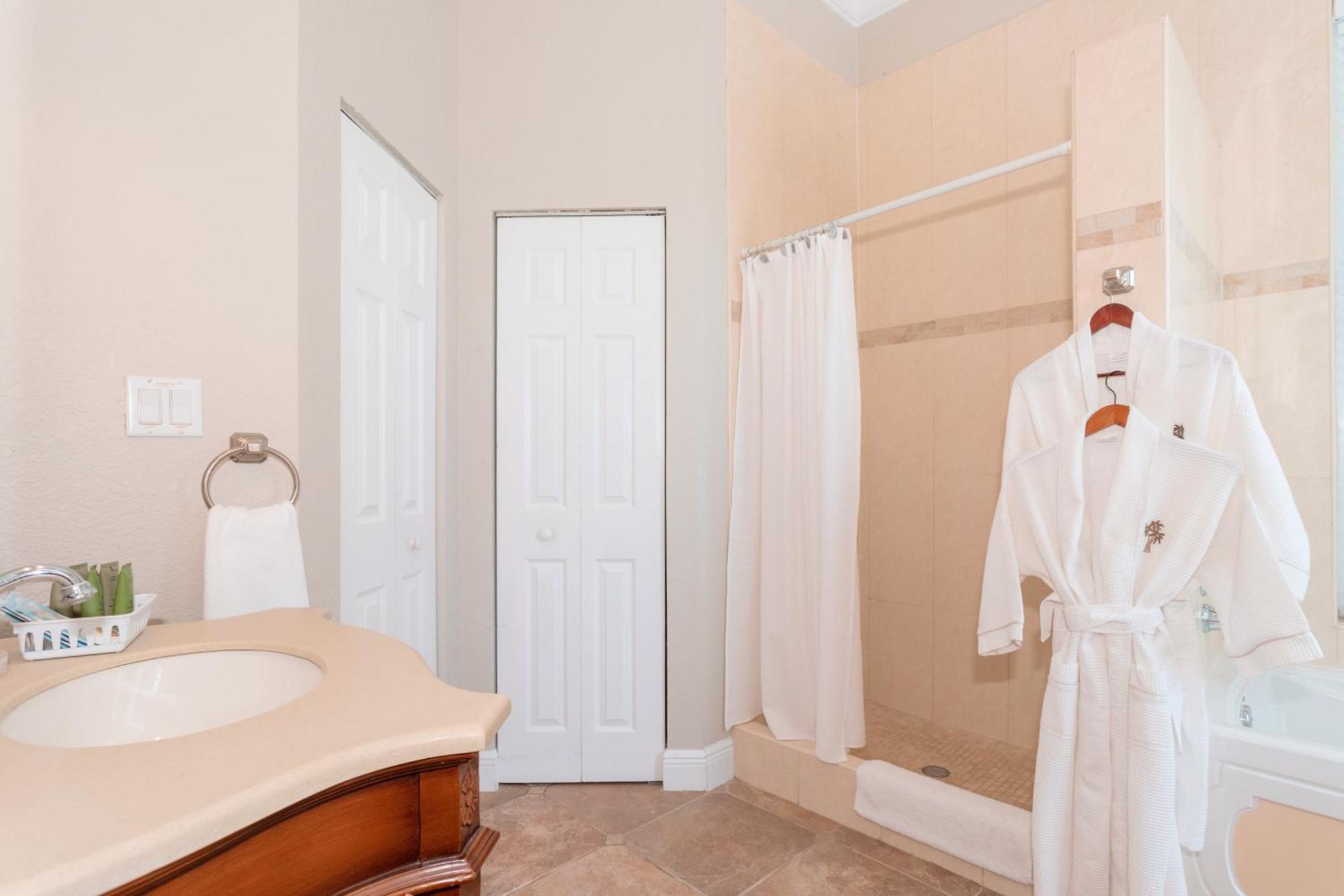 Shangri-La Boutique Bed & Breakfast Bed & Breakfast 4*