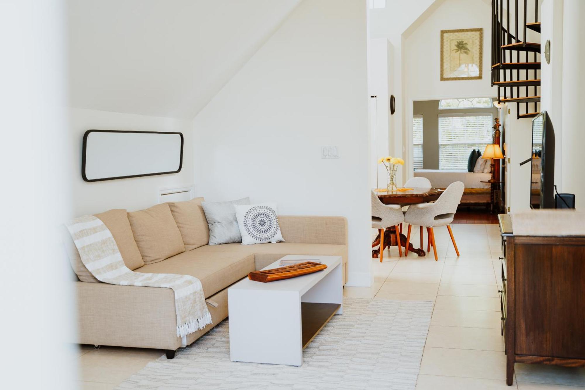 Shangri-La Boutique Bed & Breakfast 4* West Bay