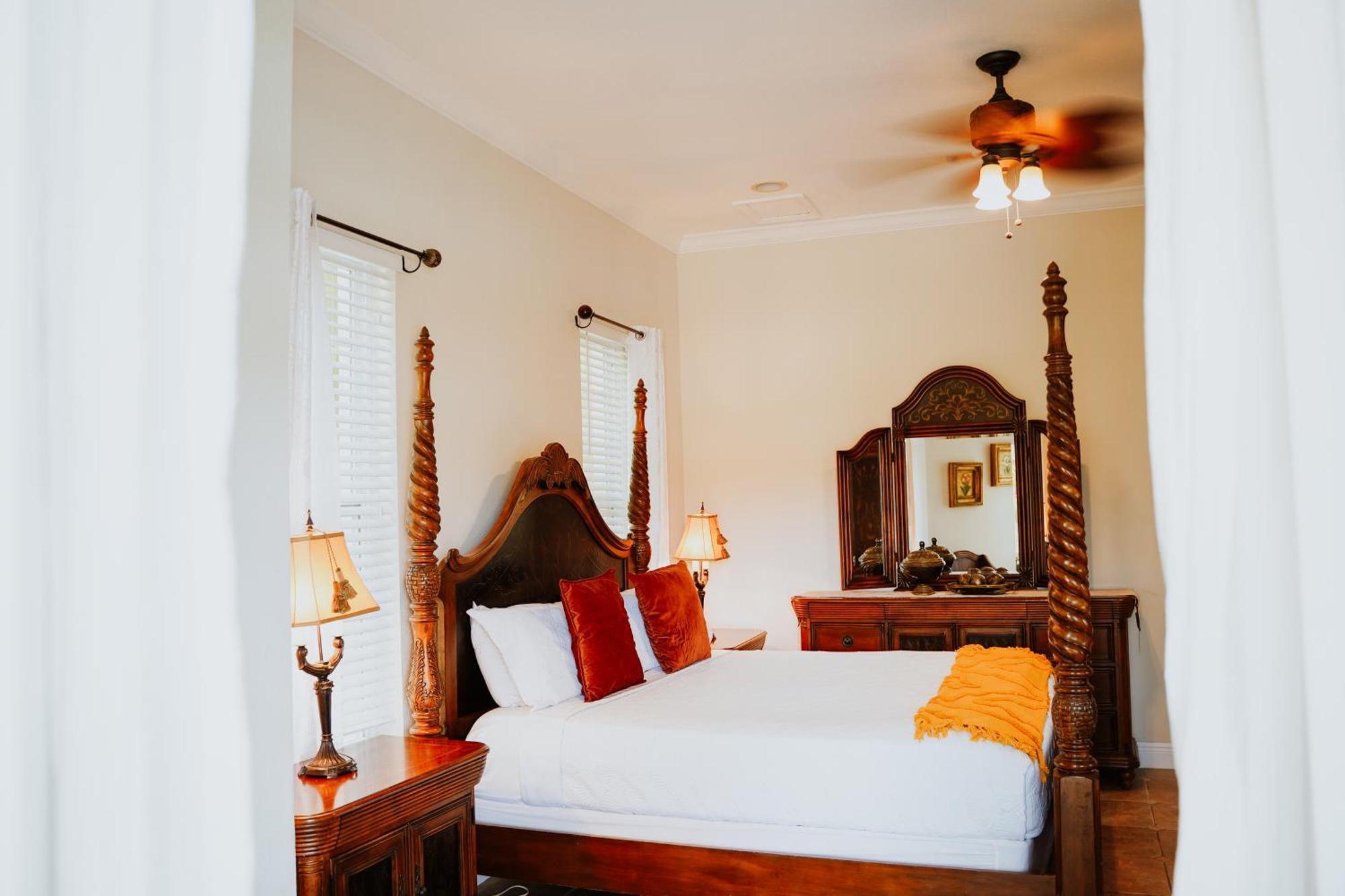 Bed & Breakfast Shangri-La Boutique Bed & Breakfast West Bay