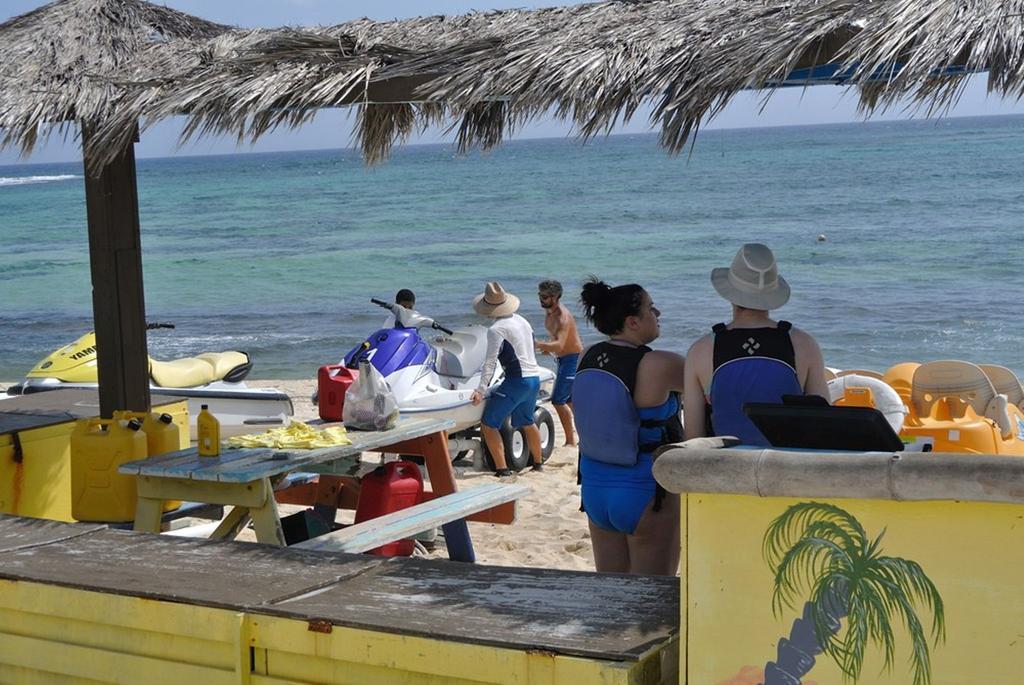 Castaways Cayman 4*